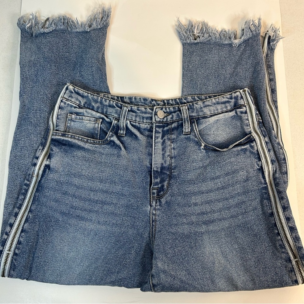 Zippered Jeans with Frayed Hem